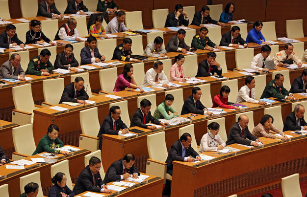 Các đại biểu ấn nút biểu quyết thông qua chương trình kỳ họp thứ 9, Quốc hội khóa XIII - Ảnh: Việt Dũng