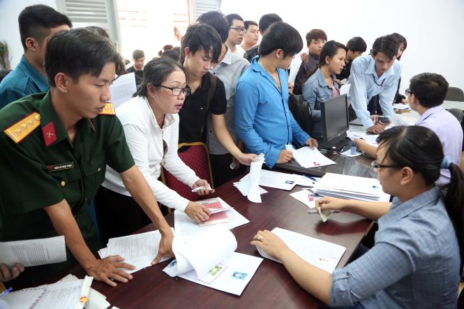 Đông đảo phụ huynh và thí sinh nộp hồ sơ đăng ký dự thi THPT quốc gia năm 2015 tại văn phòng đại diện - Ảnh: Như Hùng