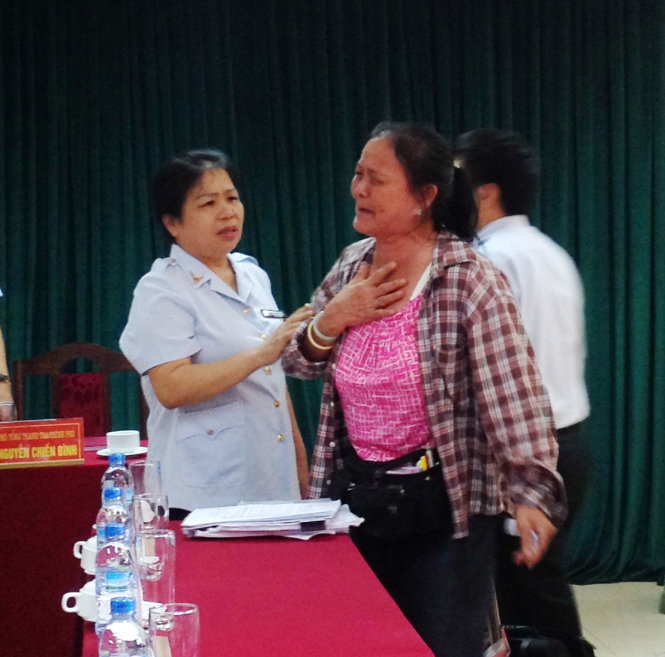 Bà Hà Thị Hương, nguyên phó trưởng Ban tiếp công dân trung ương, động viên một người dân đi khiếu kiện - Ảnh T.L.