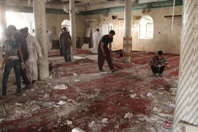 Hiện trường vụ tấn công tại nhà thờ Hồi giáo Shiite ở Ả Rập Saudi - Ảnh: Reuters