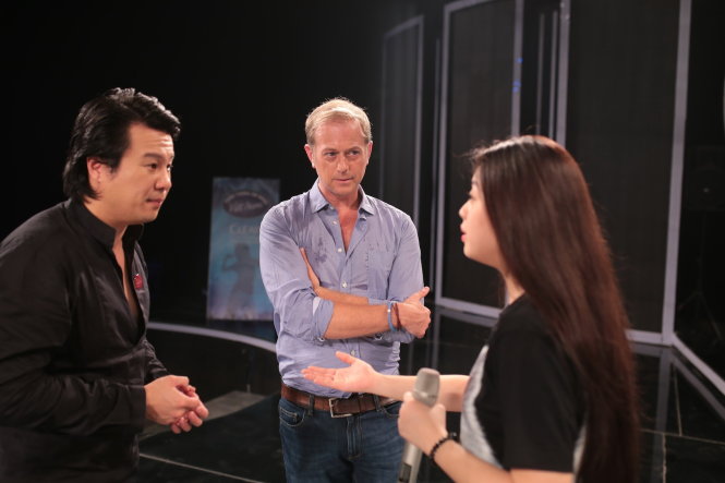 Giám khảo Thanh Bùi (bìa trái), nhà sản xuất Mark Walton và thí sinh trẻ tuổi nhất của cuộc thi năm nay Khánh Tiên trao đổi về cách xử lý ca khúc - Ảnh: BHD