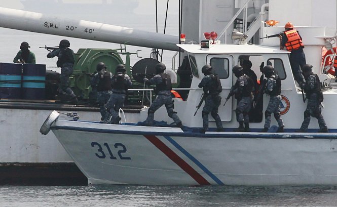 Đơn vị chống khủng bố của lực lượng tuần duyên Philippines trong lần tập trận phối hợp với Nhật Bản ở vùng vịnh Manila ngày 6-5 Ảnh: Reuters