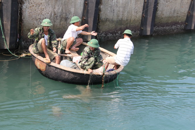 Các chiến sĩ bơi thuyền thúng câu cá trên đảo Cồn Cỏ - Ảnh: Phạm kông chí