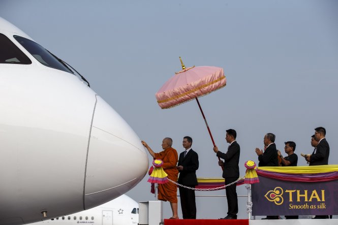 Nhà sư cầu phước cho máy bay mới mua của Hãng hàng không Thái Lan tại sân bay Suvarnabhumi hôm 27-3  - Ảnh: Reuters