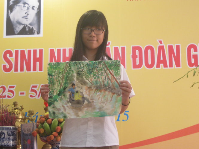 Nữ sinh Phan Lê Hà Linh (Trường Vinschool, Hà Nội) và bức tranh vẽ về đất rừng phương Nam khi đọc tác phẩm của nhà văn Đoàn Giỏi -  Ảnh: Đức Triết