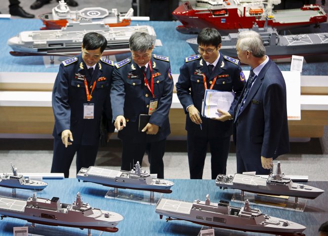 Sĩ quan Việt Nam xem các mô hình tàu chiến trưng bày ở triển lãm hải quân châu Á tổ chức tại Singapore từ ngày 19 đến 21-5- Ảnh: Reuters