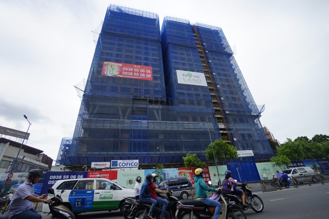 Một số doanh nghiệp vừa ký bảo lãnh với ngân hàng, trong đó cam kết bảo vệ quyền lợi người mua nhà Ảnh: Quang Định