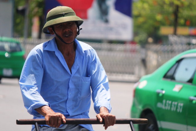 Người chở hàng thuê mệt mỏi dưới cái nắng ở TP Vinh (Nghệ An) - Ảnh: Doãn Hoàn