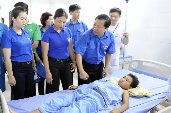 Bí thư Trung ương Đoàn, Chủ tịch Hội LHTN VN Nguyễn Phi Long thăm bệnh nhi, một trong các hoạt động sau lễ ra quân - Ảnh: Hoàng Long
