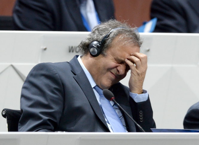 Trong khi đó, chủ tịch UEFA Michel Platini ôm đầu thất vọng sau cuộc bỏ phiếu - Ảnh: DPA