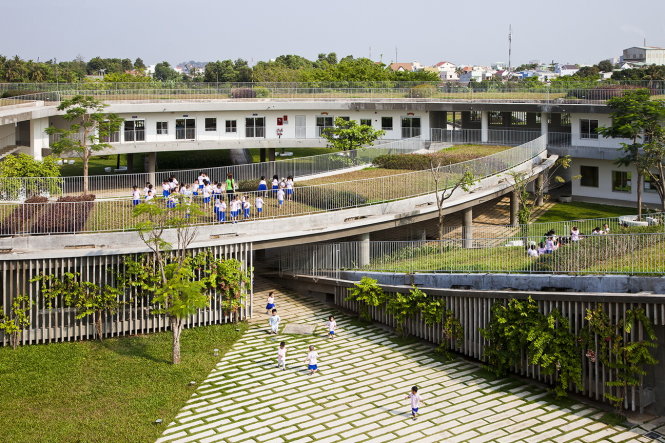 Mái nhà xanh hình xuyến là vườn trồng rau tại nhà trẻ Farming Kindergarten (Đồng Nai) do Công ty kiến trúc Võ Trọng Nghĩa thiết kế - Ảnh: OKI HIROYUKI