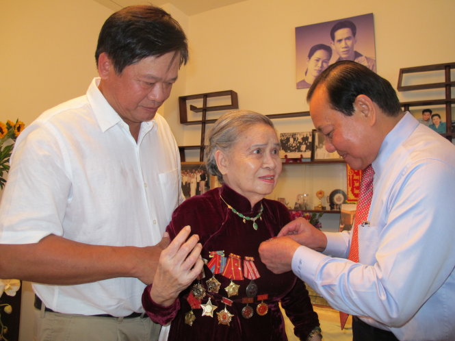 Bí thư Thành ủy TP.HCM Lê Thanh Hải trao huy hiệu 70 năm tuổi Đảng cho bà Nguyễn Thị Vân - Ảnh: Mạnh Hòa
