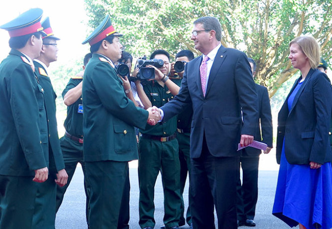 Hai bộ trưởng bắt tay tại lễ đón chính thức - Ảnh: Lê Thanh