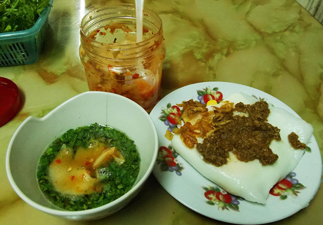 Bánh cuốn trứng Lạng Sơn đúng điệu phải ăn với dấm đường pha và măng ớt Lạng Sơn - Ảnh: Iris Trương