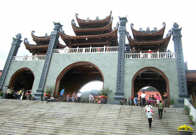 Cổng Tam Quan nội nơi du khách chính thức bước vào không gian chùa Ba Vàng