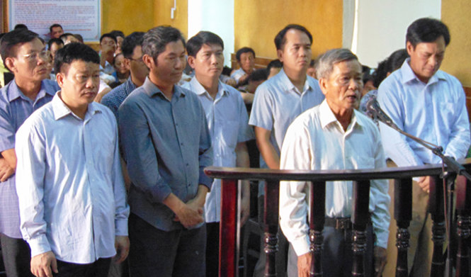 Nguyên phó chủ tịch huyện Nghi Xuân Lê Duy Việt (phải) cùng với một số bị cáo bị phạt tù - Ảnh: Văn Định