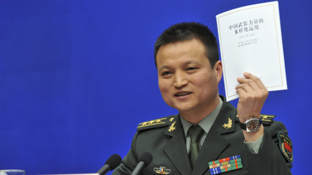 Người phát ngôn Bộ Quốc phòng Trung Quốc Dương Vũ Quân công bố Sách trắng quốc phòng 2013 với báo chí - Ảnh: Reuters