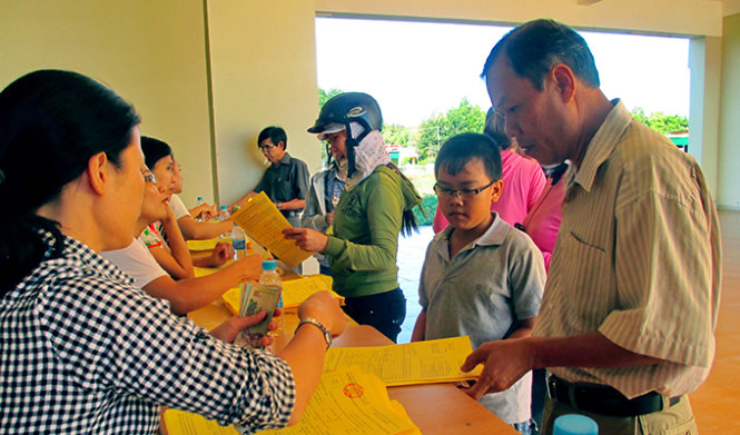 Phụ huynh, học sinh mua hồ sơ thi tuyển sinh lớp 10 tại Trường THPT Chuyên Nguyễn Du (TP Buôn Ma Thuột, Đắk Lắk) - Ảnh: Ngọc Trinh