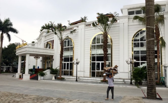 Nhà hàng Lã Vọng đồ sộ mọc lên trên khu bán đảo hồ Đống Đa - Ảnh: L.Hoài