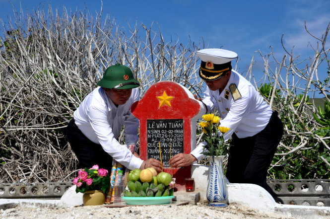Trưởng đoàn công tác số 9 Trương Minh Tuấn và Chuẩn đô đốc Nguyễn Ngọc Tương thắp hương viếng mộ liệt sĩ