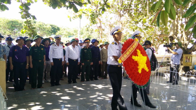 Thứ trưởng Trương Minh Tuấn và đoàn công tác đặt vòng hoa và thắp hương tưởng niệm các AHLS tại tượng đài Tổ quốc ghi công trên đảo Trường Sa lớn