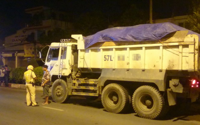 Lực lượng CSGT Tân Sơn Nhất đang xử phạt xe ben chở đất trên đường Trường Chinh. Ảnh chụp lúc 2g30 sáng 10-6. ảnh: Đức Thanh.