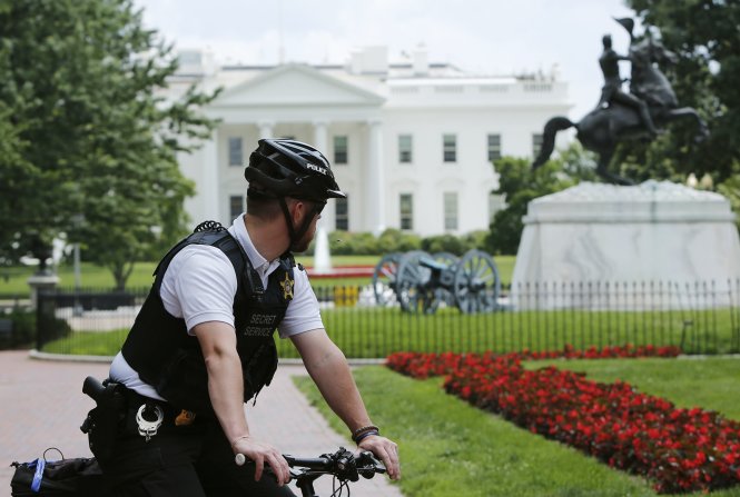 Cảnh sát Mỹ đã rà soát khuôn viên Nhà Trắng nhưng không phát hiện điều gì bất thường sau lời dọa bom. Ảnh: Reuters