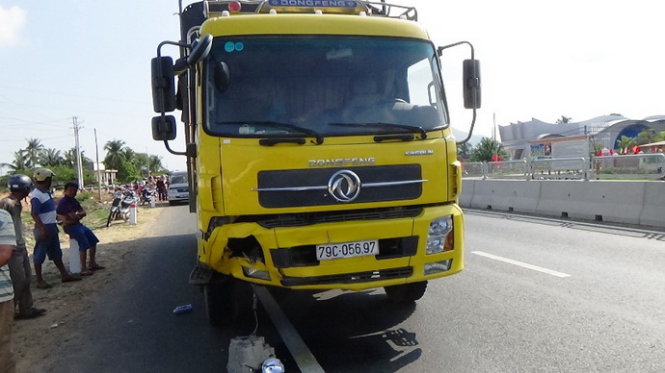 Đầu xe tải cũng bị hư hỏng khi va chạm vào xe máy - ẢNH: NG.NAM