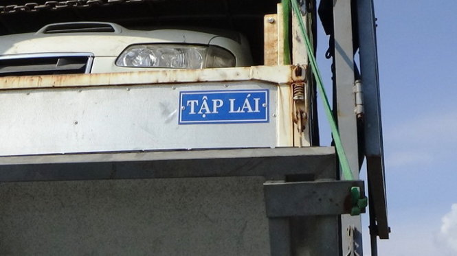 Đuôi xe tải dán nhãn “tập lái” - ẢNH: NG.NAM