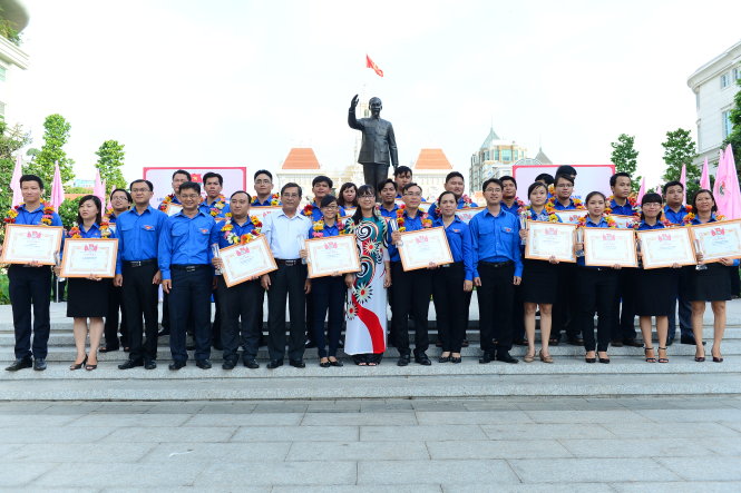 Các bí thư Đoàn phường, xã, thị trấn được tuyên dương dưới tượng đài Bác Hồ sáng 10-6 - Ảnh: Quang Định