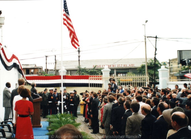 Ngày 5-8-1995, lá cờ Mỹ được kéo lên tại lễ khánh thành đại sứ quán ở Hà Nội. Ngoại trưởng Warren Christopher có mặt trong buổi lễ này - Ảnh tư liệu C.R
