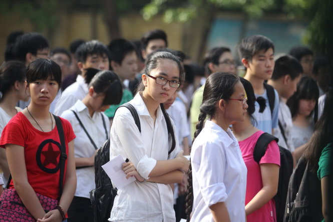 Tại hội đồng thi THPT Chu Văn An (Hà Nội), học sinh đến từ sớm để nghe phổ biến quy chế thi vào lớp 10 - Ảnh: Nguyễn Khánh