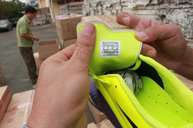 Giày thể thao hiệu Nike sản xuất từ Trung Quốc gắn mắc xuất xứ Việt Nam