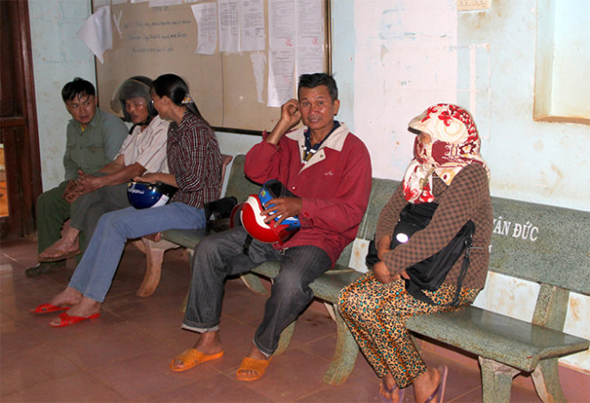 Người dân ngồi chờ giải quyết công việc tại UBND xã Trường Xuân chiều 12-6 - Ảnh: Hà Linh