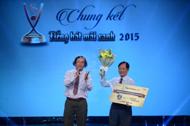 Thí sinh Trần Hậu Ủy - 80 tuổi nhận giải thí sinh cao tuổi nhất có mặt tại vòng bán kết cuộc thi - Ảnh: Quang Định