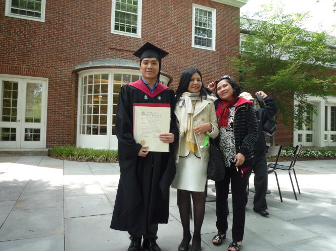 Trần Đắc Minh Trung (trái) chụp hình lưu niệm cùng người thân tại lễ tốt nghiệp hệ cao học ĐH Harvard vào năm 2014 Ảnh: T.T.