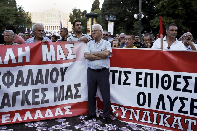 Biểu tình ở thủ đô Athens ngày 11-6 nhằm chống chính sách thắt lưng buộc bụng - Ảnh: Reuters