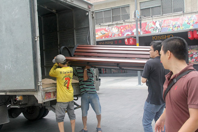 Ghế lắp sẵn được xe tải chở tới chuẩn bị lắp đặt trên quảng trường Nguyễn Huệ - Ảnh Quang Khải