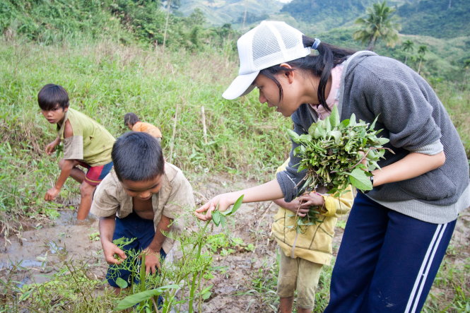 Cô và trò kiếm rau rừng cải thiện bữa ăn tại điểm trường ở xã Trà Vân, huyện Nam Trà My, tỉnh Quảng Nam - Ảnh: Tiến Thành