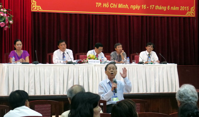 Nhà văn Trần Thanh Giao phát biểu góp ý bản dự thảo điều lệ hội - Ảnh: L.Điền
