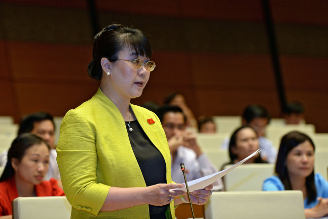 Đại biểu Nguyễn Thị Nguyệt Hường (Hà Nội) đề nghị bỏ thu thuế môn bài - Ảnh: Việt Dũng