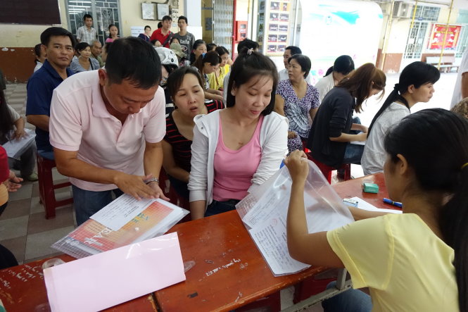 Đông đảo phụ huynh đến nộp hồ sơ xét tuyển cho con vào lớp 6 Trường THCS Kim Đồng, Q.5, TP.HCM - Ảnh: Như Hùng