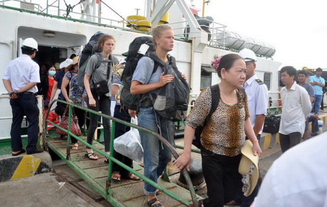 Du khách nước ngoài đi du lịch Côn Đảo về Vũng Tàu bằng tàu Côn Đảo 10. (ảnh chụp sáng 21-6) Ảnh: Đông Hà