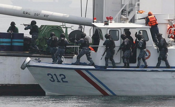 Lực lượng tuần duyên Philippines trong một cuộc diễn tập chống cướp biển hồi tháng 5 - Ảnh: Reuters