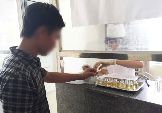 Xét nghiệm nước tiểu của các tài xế xe khách để phát hiện tài xế có sử dụng ma túy hay không - Ảnh: Doãn Hòa