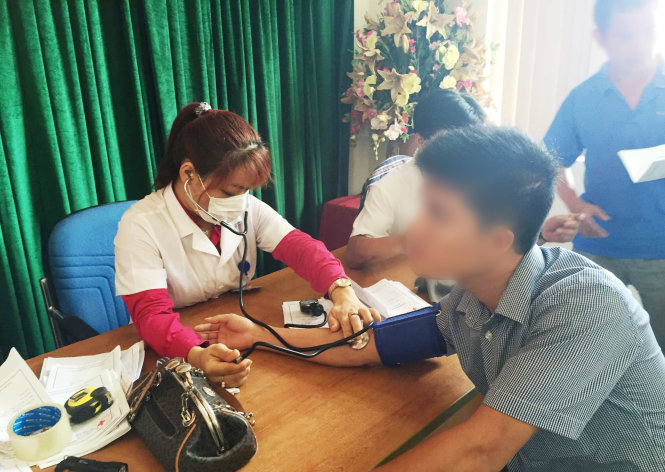 Các tài xế xe khách Nghệ An khám sức khỏe - Ảnh: Doãn Hòa