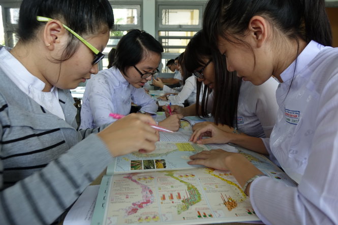 Một tiết học nhóm ôn thi môn địa của học sinh lớp 12A13 Trường THPT Lương Văn Can, Q.8, TP.HCM chuẩn bị cho kỳ thi THPT quốc gia - Ảnh: Như Hùng