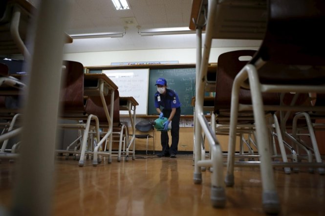 Một nhân viên làm vệ sinh một lớp học tại Hàn Quốc để phòng tránh MERS Ảnh: AFP