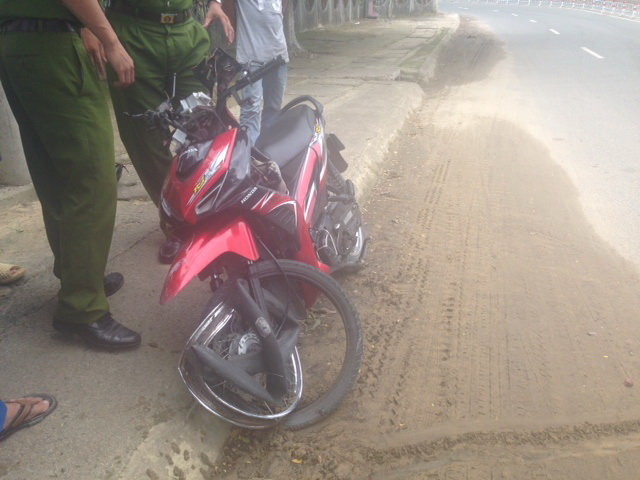 Xe máy của hai học sinh tử vong tại hiện trường Ảnh: H.MI