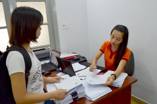 Thí sinh yêu cầu chỉnh sửa hồ sơ đăng ký dự thi THPT quốc gia 2015 tại Cơ quan đại diện Bộ GD-ĐT tại TP.HCMẢnh: MINH GIẢNG